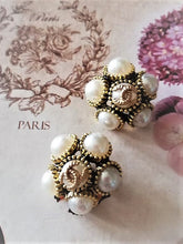 Load image into Gallery viewer, 21,5 mm buttons, old gold,metal,faux perlen,
