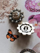 Load image into Gallery viewer, 24 mm buttons, old gold,metal,faux perlen,
