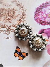 Load image into Gallery viewer, 24 mm buttons, old gold,metal,faux perlen,
