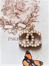 Load image into Gallery viewer, 19 mm stamped,buttons,pendant,metal,faux perlen
