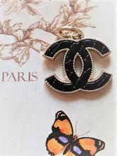 Load image into Gallery viewer, 20 mm stamped quilted buttons,pendant,resin,metal
