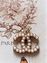 Load image into Gallery viewer, 19 mm stamped,buttons,pendant,metal,faux perlen
