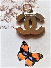 Load image into Gallery viewer, 20 mm stamped quilted buttons,pendant,resin,metal
