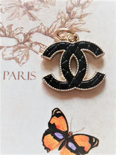 Load image into Gallery viewer, 20 mm stamped quilted buttons,pendant,resin,metal
