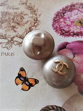 Load image into Gallery viewer, 22 mm buttons,gold, silver,faux perlen

