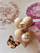 Load image into Gallery viewer, 25 mm buttons,pearl beige,resin,faux perlen
