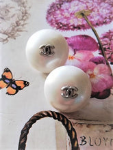 Load image into Gallery viewer, 22 mm buttons, matt  faux perlen,metal,
