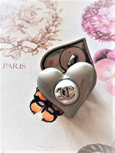 Load image into Gallery viewer, 25 mm buttons,pearl silver,resin,metal,faux perlen
