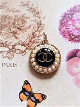 Load image into Gallery viewer, 20 mm stamped buttons,pendant,gold metal,faux perlen,gripox
