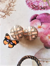 Load image into Gallery viewer, 16 mm stamped buttons  gold metal,emaille
