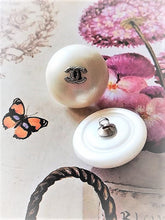 Load image into Gallery viewer, 22 mm buttons, matt  faux perlen,metal,
