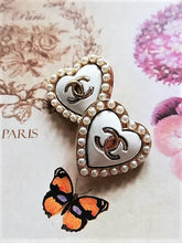 Load image into Gallery viewer, 20 mm stamped buttons,gripox,gold metal,faux perlen
