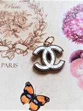 Load image into Gallery viewer, 20 mm stamped buttons,pendant,metal,resin
