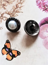 Load image into Gallery viewer, 13 mm stamped buttons,faux perlen,metal

