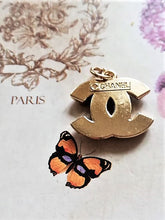 Load image into Gallery viewer, 22 mm stamped ,buttons,pendant,faux perlen,gold metal
