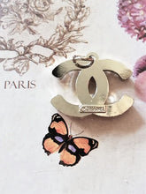 Load image into Gallery viewer, 25 mm stamped,buttons,pendant,faux perlena,silver metal
