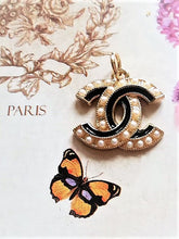 Load image into Gallery viewer, 22 mm stamped ,buttons,pendant,faux perlen,gold metal
