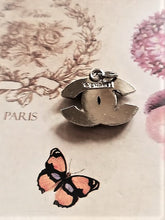 Load image into Gallery viewer, 22 mm stamped,buttons,pendant,faux perlen,silber metal
