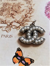 Load image into Gallery viewer, 22 mm stamped,buttons,pendant,faux perlen,silber metal
