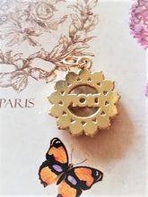 Load image into Gallery viewer, 20 mm  buttons,pendant,faux perlen, gold metal,Dior
