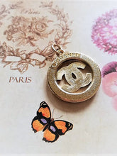 Load image into Gallery viewer, 22 mm stamped ,buttons,pendant,faux perlen,gold metal
