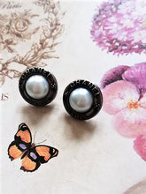 Load image into Gallery viewer, 13 mm stamped buttons,faux perlen,metal
