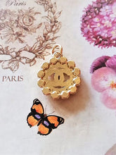 Load image into Gallery viewer, 20 mm stamped buttons,pendant,faux perlen, gold metal,
