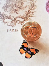Load image into Gallery viewer, 18 mm stamped  buttons, gold metal,
