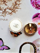 Load image into Gallery viewer, 18 mm buttons, ecru,gripox,faux perlen,gold metal
