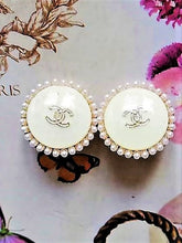 Load image into Gallery viewer, 18 mm buttons, ecru,gripox,faux perlen,gold metal
