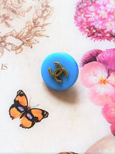 Load image into Gallery viewer, 16 mm stamped baby blue buttons,resin,gold metal
