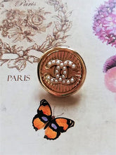 Load image into Gallery viewer, 20 mm stamped  buttons,faux perlen,gold metal
