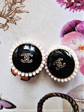 Load image into Gallery viewer, 18 mm stamped  ,buttons,gripox,faux perlen,gold metal
