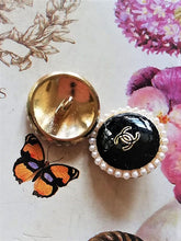 Load image into Gallery viewer, 18 mm stamped  ,buttons,gripox,faux perlen,gold metal
