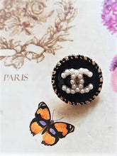 Load image into Gallery viewer, 18 mm stamped buttons,gold metal,gripox,faux perlen
