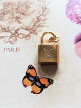 Load image into Gallery viewer, 19\12 mm buttons ,pendant, rosa-gold metal.Louis vuitton
