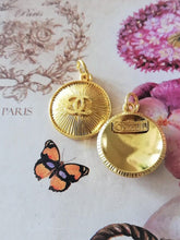 Load image into Gallery viewer, 18 mm stamped,buttons,pendant,gold metal
