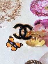 Load image into Gallery viewer, 20 mm stamped quilted buttons,resin,metal
