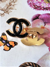 Load image into Gallery viewer, 20 mm stamped quilted buttons,resin,metal
