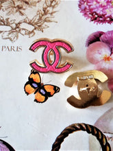 Load image into Gallery viewer, 20 mm stamped quilted buttons,resin,metal
