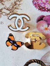 Load image into Gallery viewer, 20 mm stamped quilted buttons,resin,metal
