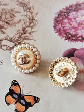 Load image into Gallery viewer, 15 mm buttons  faux perlen.
