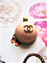 Load image into Gallery viewer, 28 mm buttons stamped,pendant,gold metal,resin,
