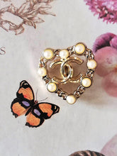 Load image into Gallery viewer, 20 mm   stamped , faux perlen,gold metal buttons,pendant
