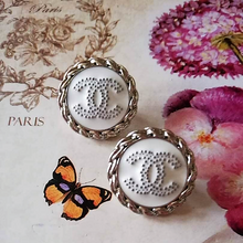 Load image into Gallery viewer, 20 mm stamped buttons metal,emaille
