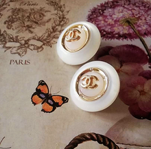 Load image into Gallery viewer, 20,5 mm milk buttons,resin
