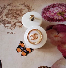 Load image into Gallery viewer, 20,5 mm milk buttons,resin
