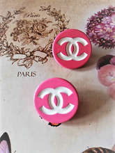 Load image into Gallery viewer, 20 mm stamped buttons mettal,emaille,pink
