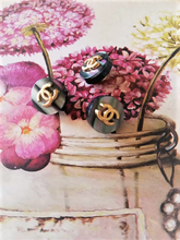 Load image into Gallery viewer, 12 mm ,, irisierend, buttons,resin,metal
