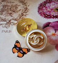 Load image into Gallery viewer, 20 mm stamped buttons,metal,emaille
